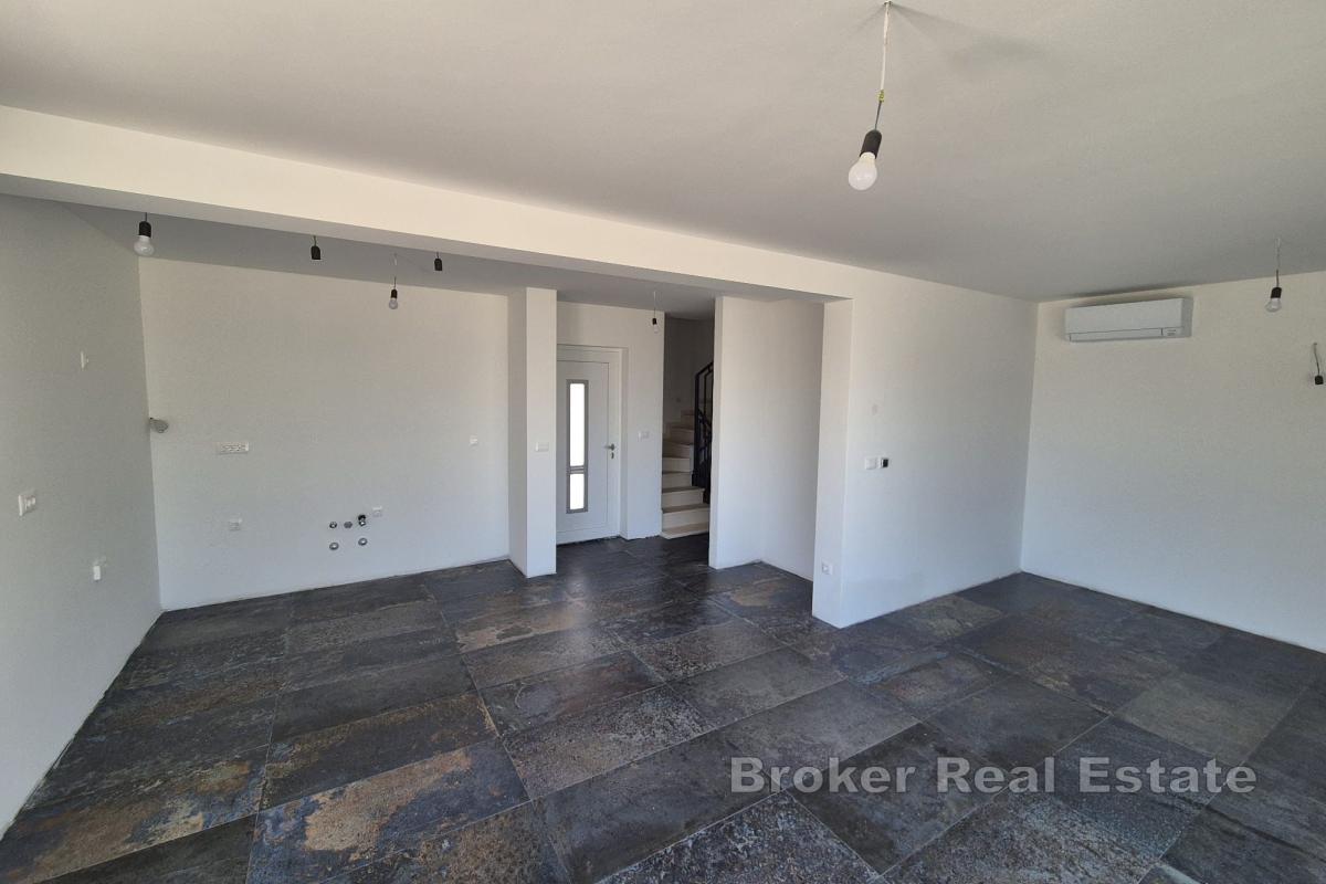 Vila s bazénem a střešní terasou v první řadě u moře