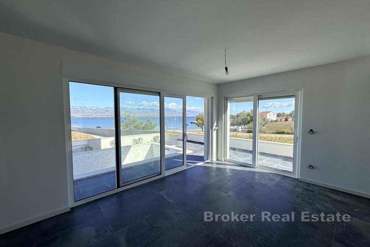 Vila s bazénem a střešní terasou v první řadě u moře