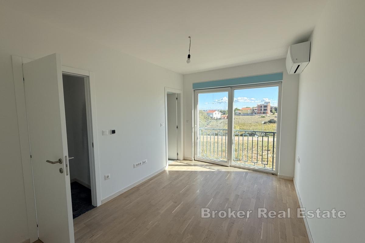 Vila s bazénem a střešní terasou v první řadě u moře