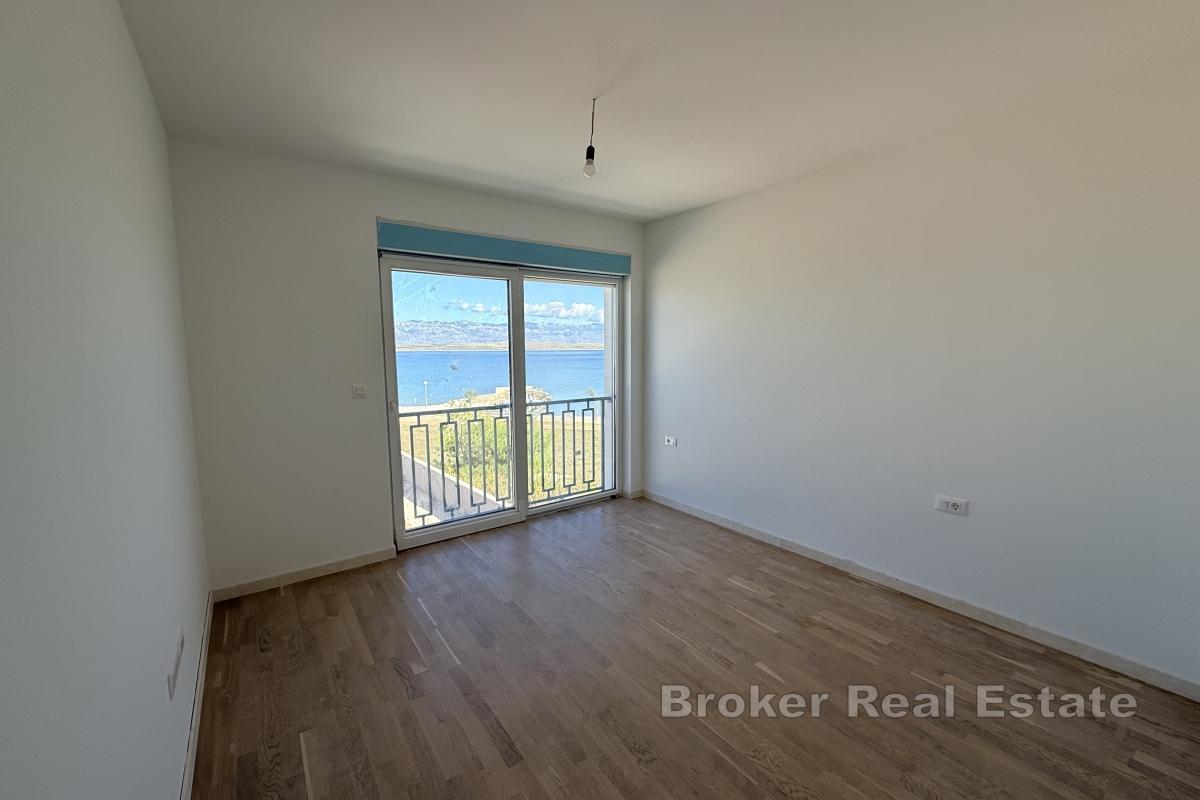 Vila s bazénem a střešní terasou v první řadě u moře