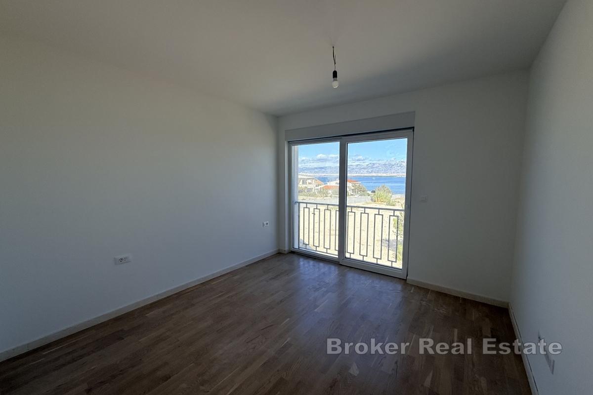 Vila s bazénem a střešní terasou v první řadě u moře