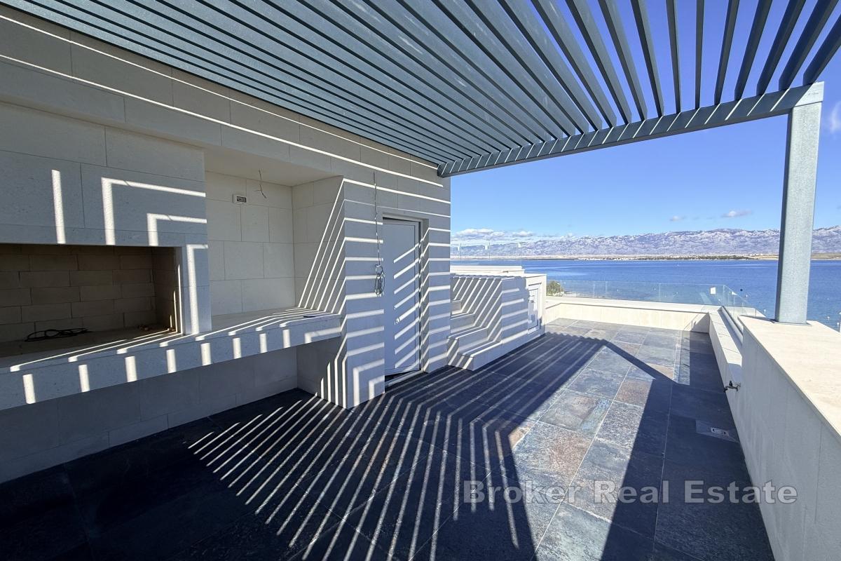 Vila s bazénem a střešní terasou v první řadě u moře