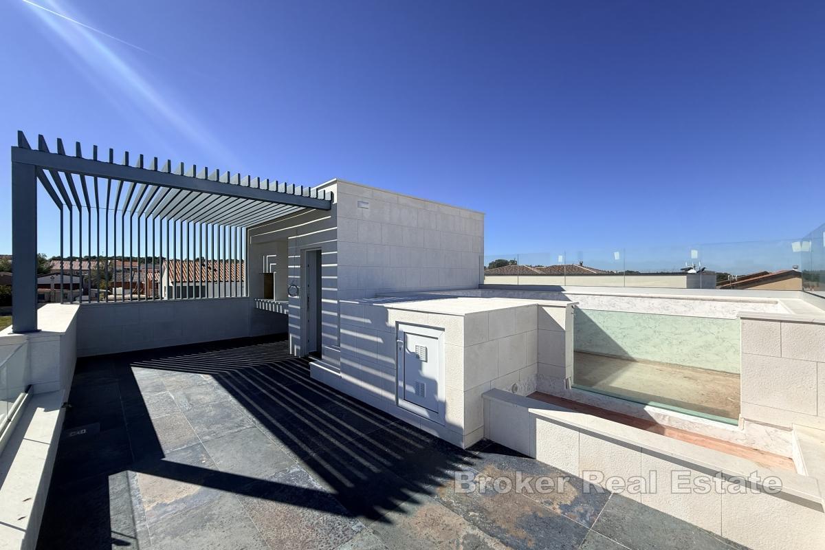 Vila s bazénem a střešní terasou v první řadě u moře