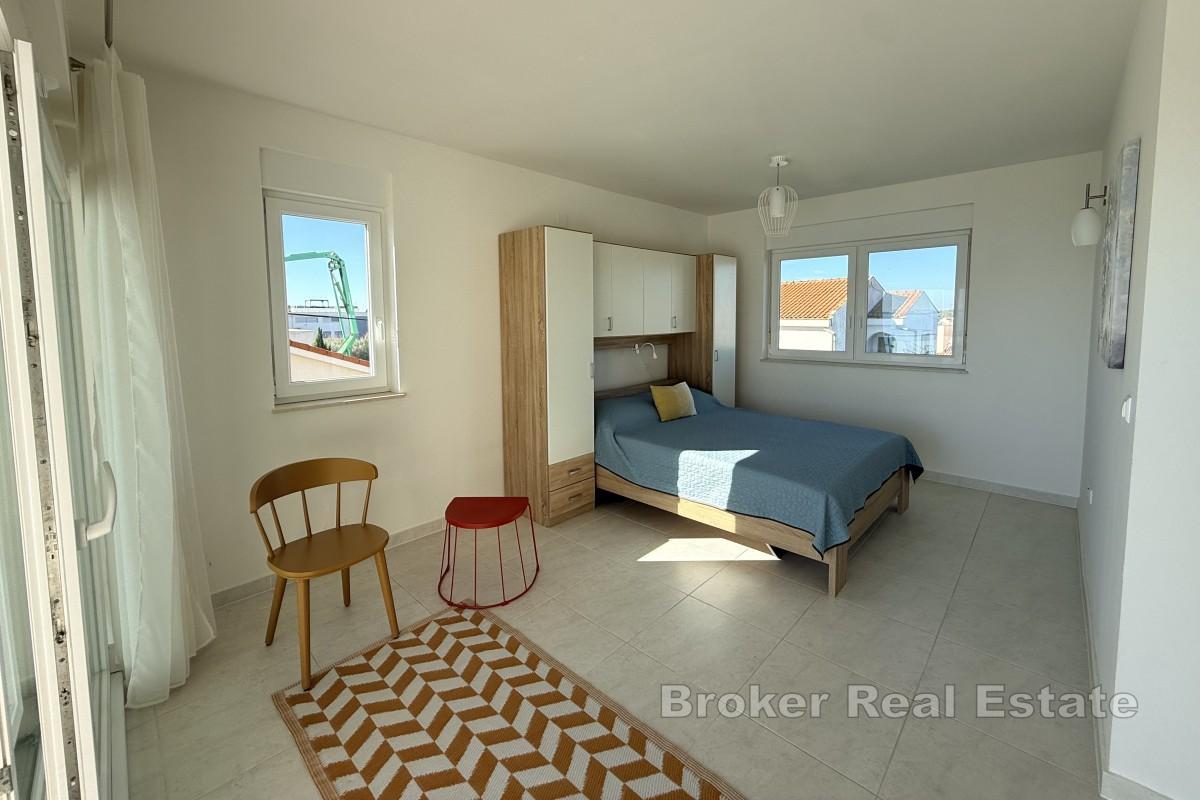 Atraktivna nekretnina uz more - idealna za život ili odmor