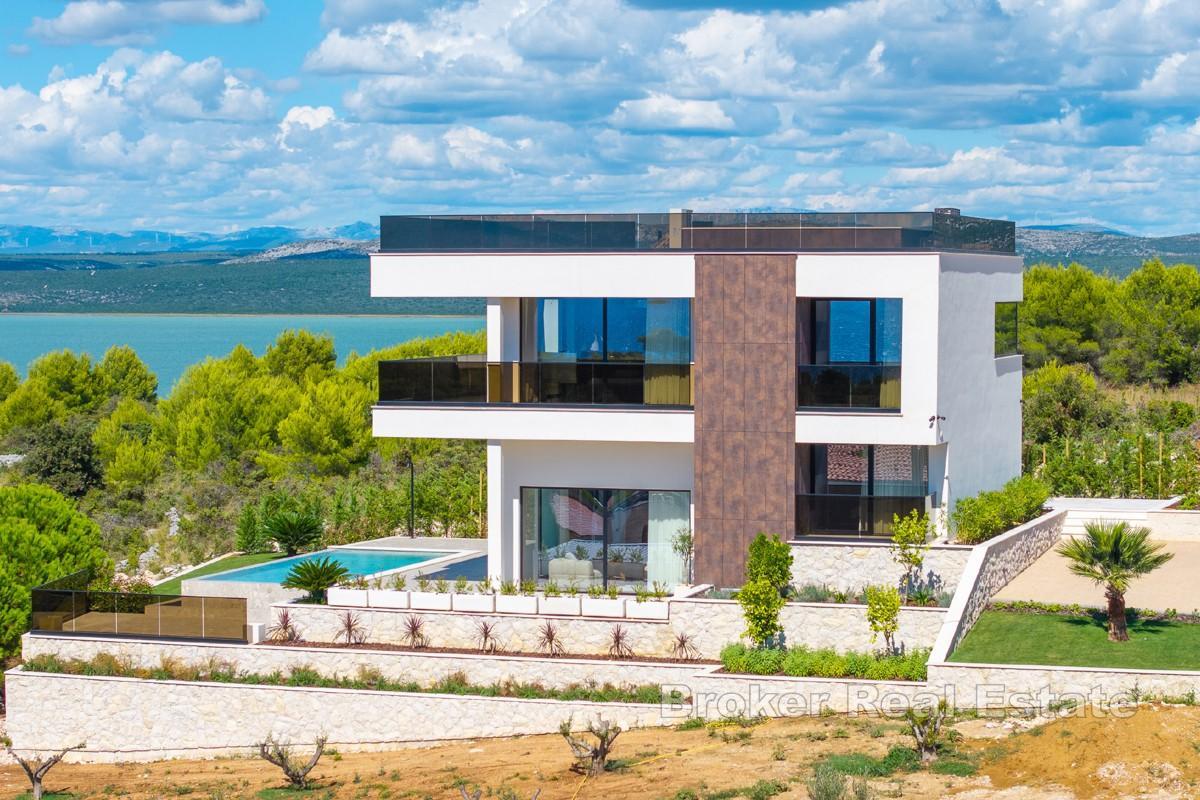 Exklusive mediterrane Villa mit Panoramablick auf Meer, Inseln und See
