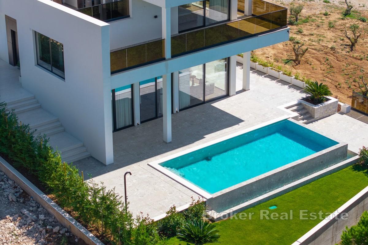 Эксклюзивная средиземноморская вилла с открытым видом на море, острова и озеро