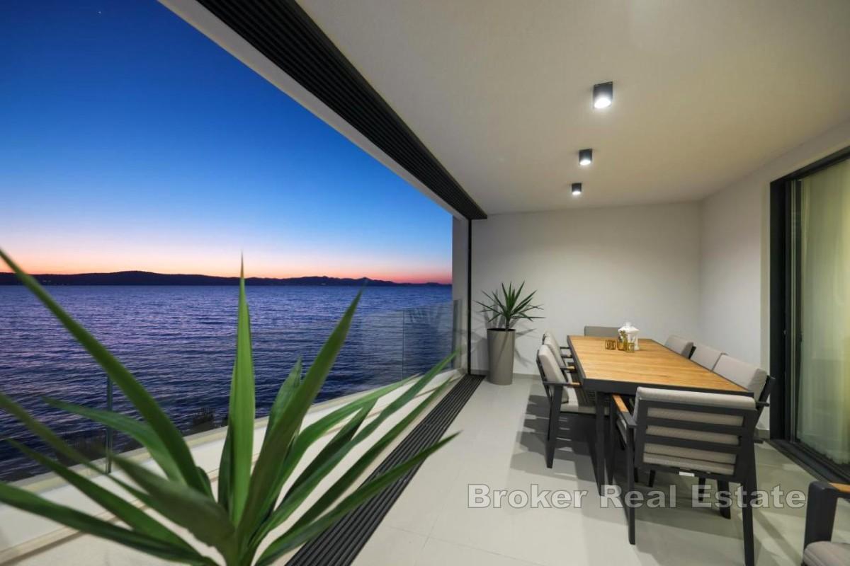 Luksuzan penthouse u prvom redu do mora