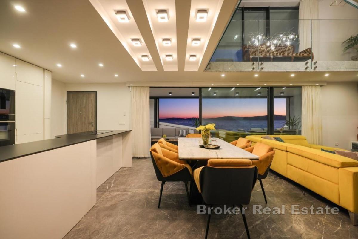 Luksuzan penthouse u prvom redu do mora