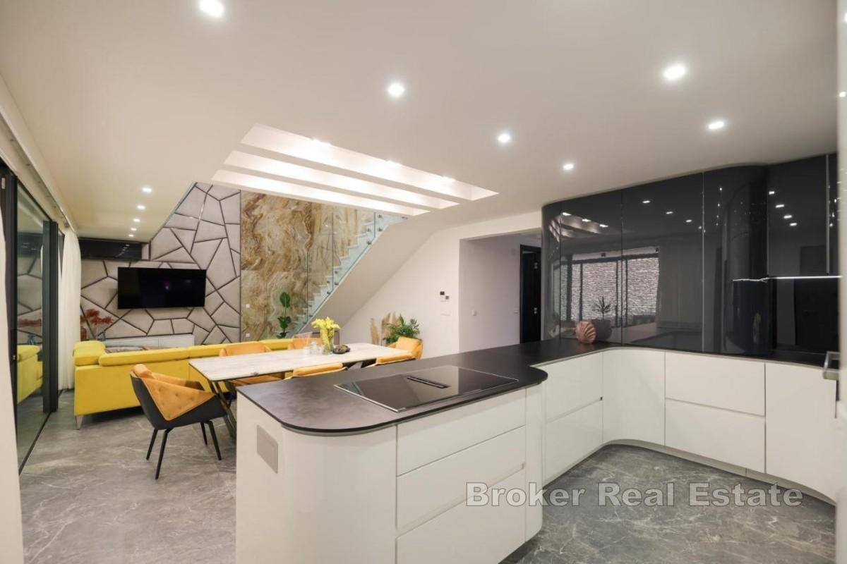 Luksuzan penthouse u prvom redu do mora