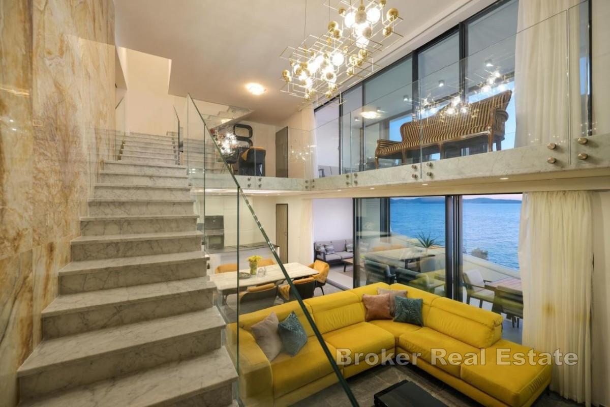 Luksuzan penthouse u prvom redu do mora