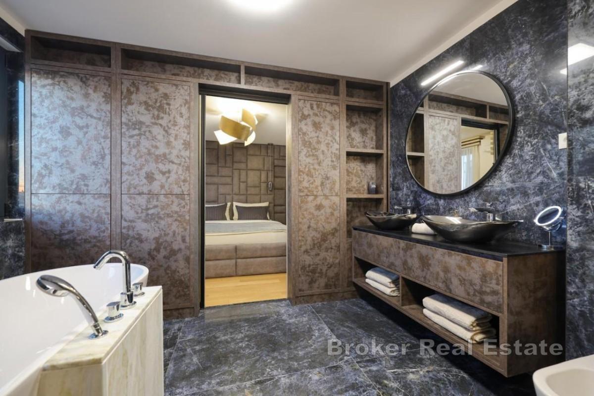 Luksuzan penthouse u prvom redu do mora