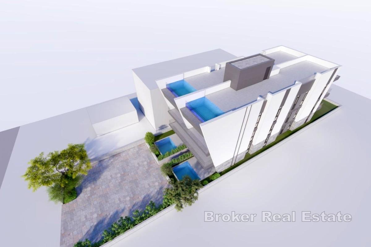 Leilighet i første etasje med svømmebasseng, første rad mot sjøen