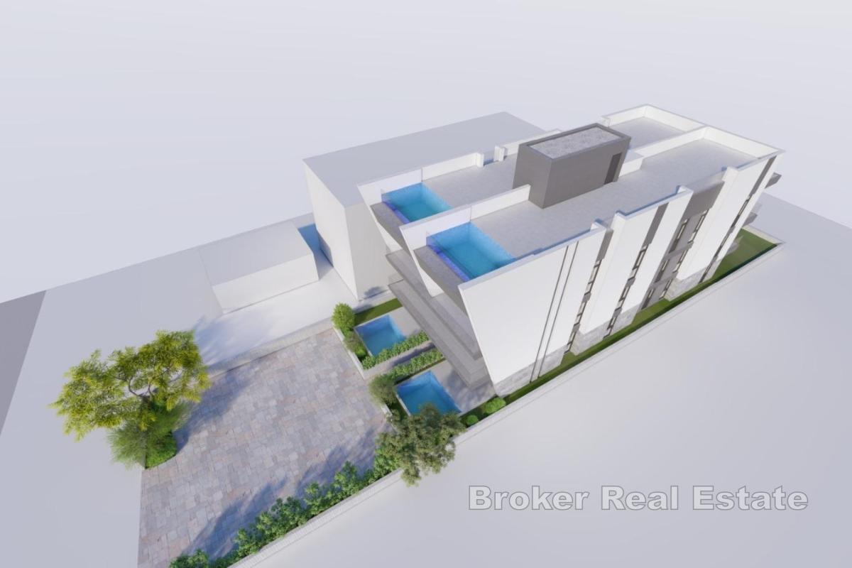 Modern trerumslägenhet i nybyggd byggnad, första raden mot havet