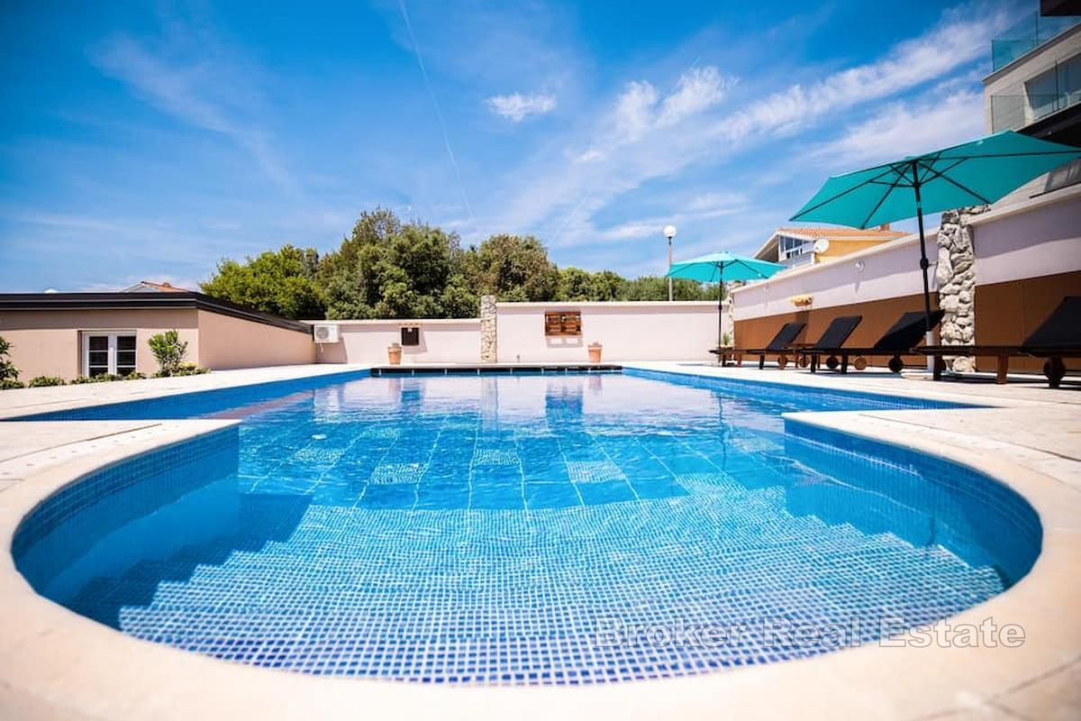 Prostrana vila s bazenom samo 70 metara od mora