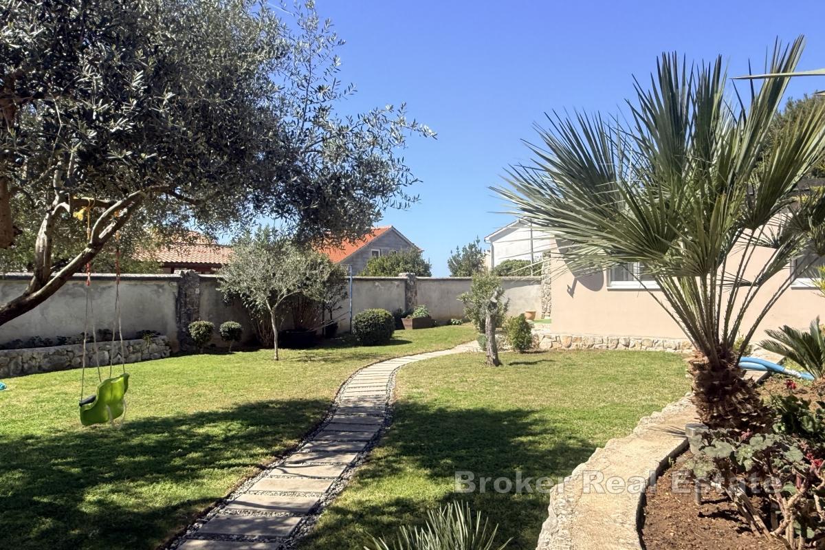 Prostrana vila s bazenom samo 70 metara od mora