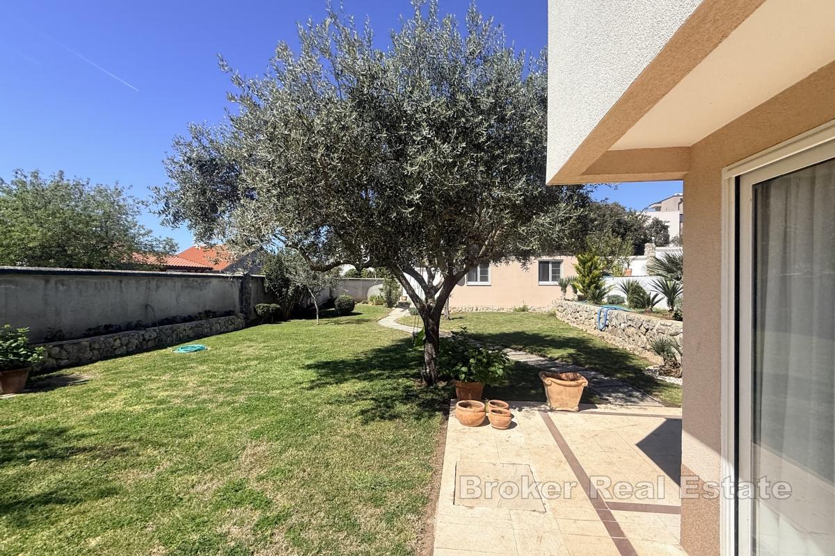 Prostrana vila s bazenom samo 70 metara od mora