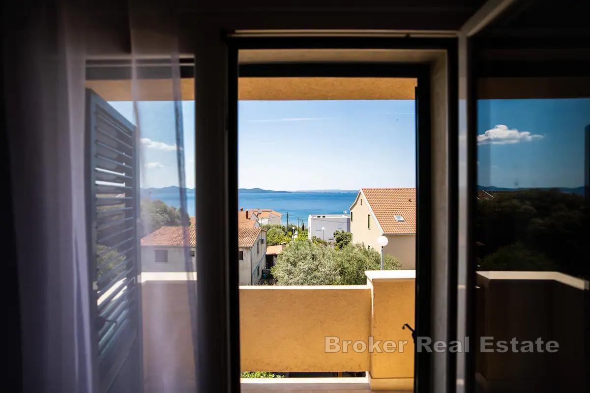 Prostrana vila s bazenom samo 70 metara od mora