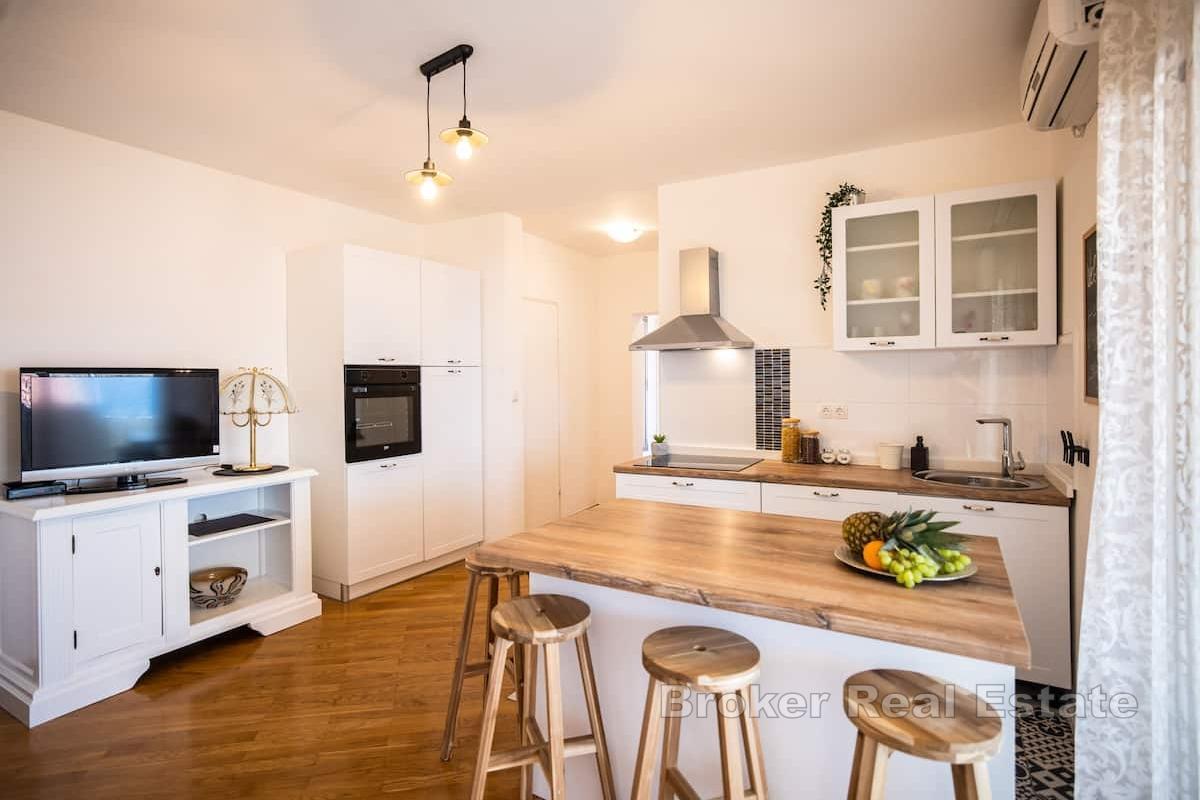 Prostrana vila s bazenom samo 70 metara od mora