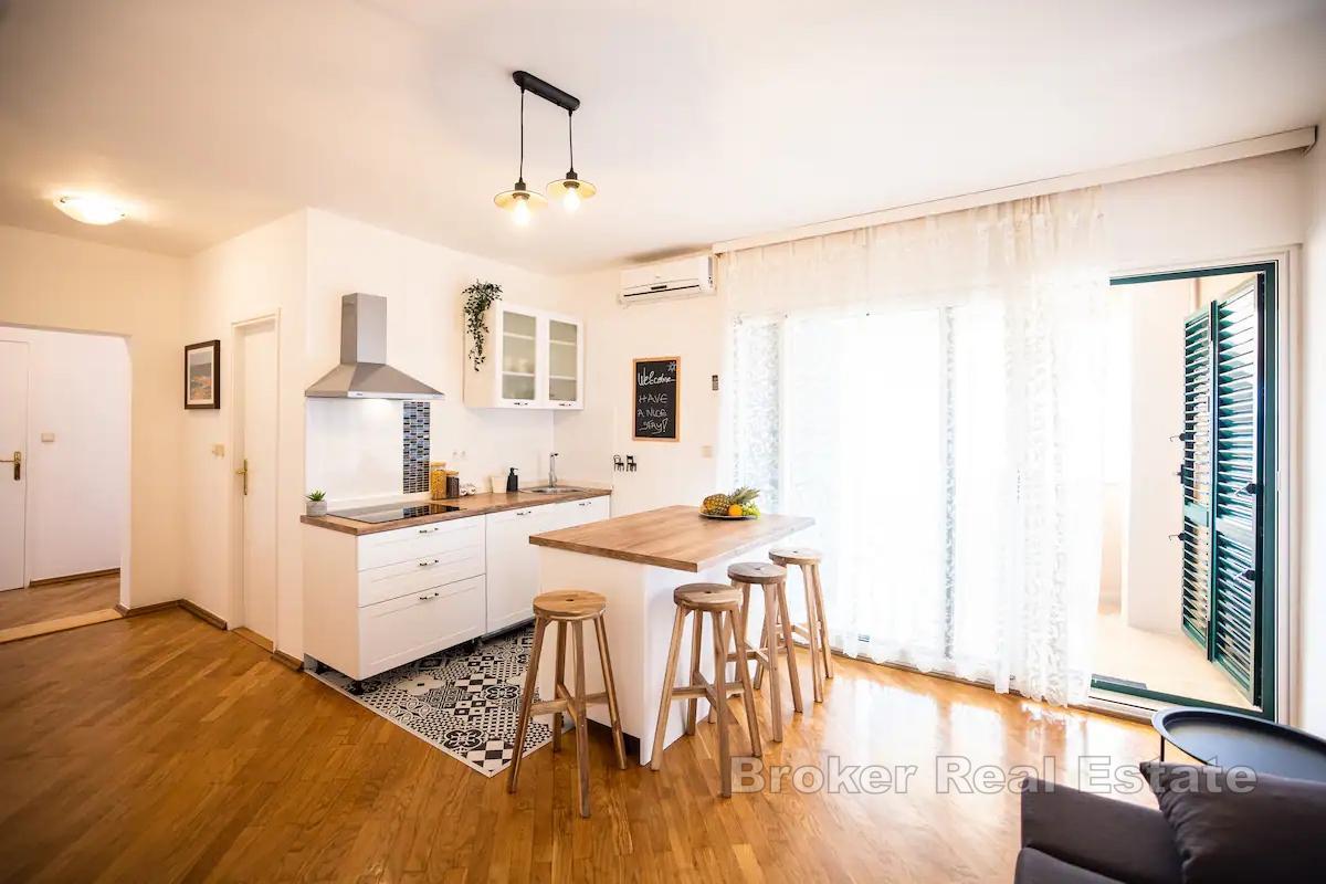 Prostrana vila s bazenom samo 70 metara od mora