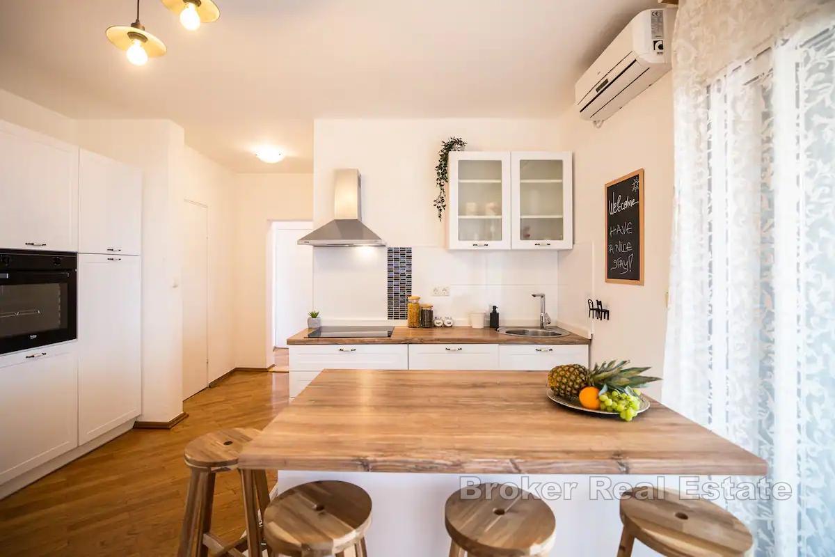 Prostrana vila s bazenom samo 70 metara od mora