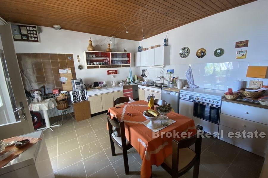 Omis - Apartmenthaus mit offenem Meerblick