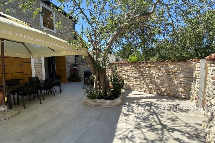 Zadar - Nowo wybudowany kamienny dom z basenem