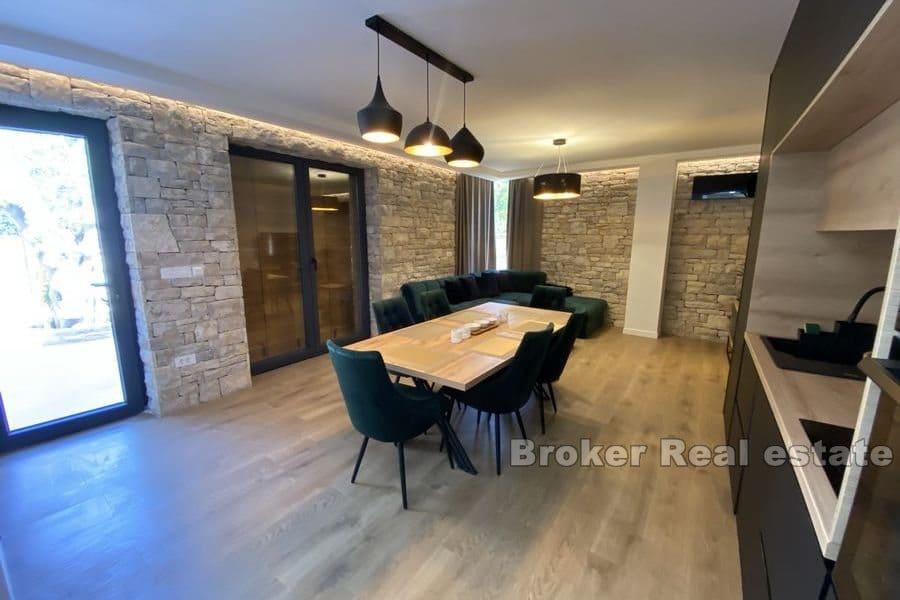 Zadar - Nowo wybudowany kamienny dom z basenem