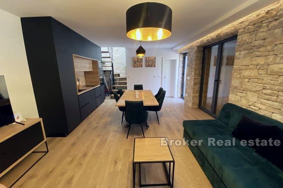 Zadar - Nybygget steinhus med basseng