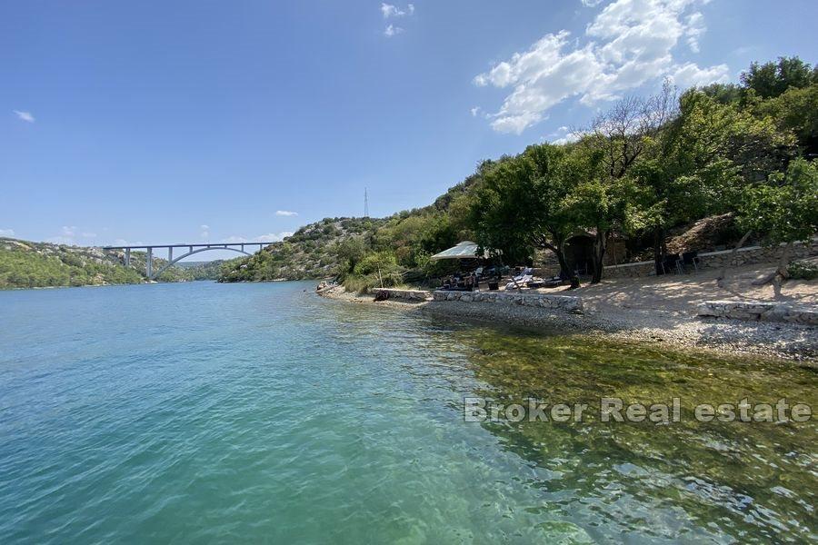 Sibenik - Jordbruksmark första raden till havet