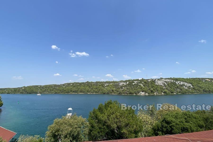 Sibenik - Grunt rolny pierwszy rząd do morza
