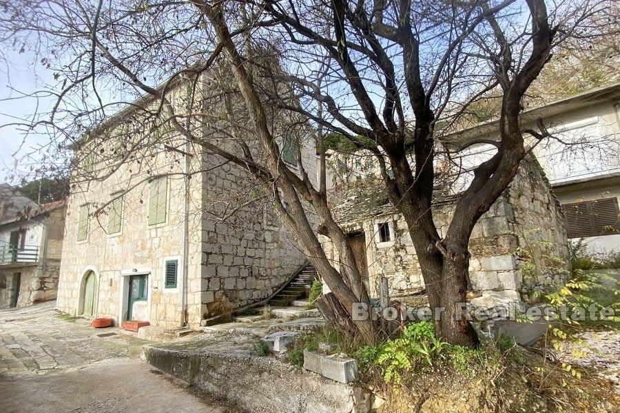 Omis - Stary kamienny dom z otwartym widokiem na morze