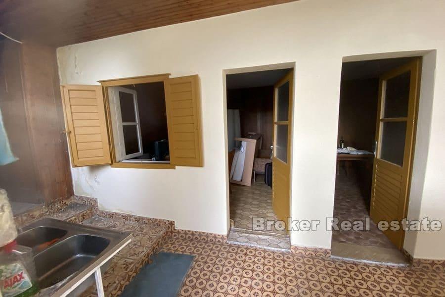 Omis - Gammelt steinhus med åpen havutsikt