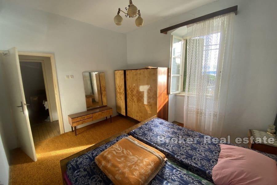 Omis - Stary kamienny dom z otwartym widokiem na morze