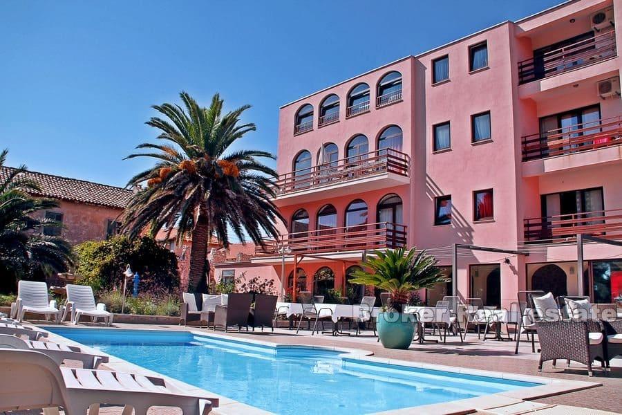 Otok Ugljan - Hotel samo 100 metara od mora