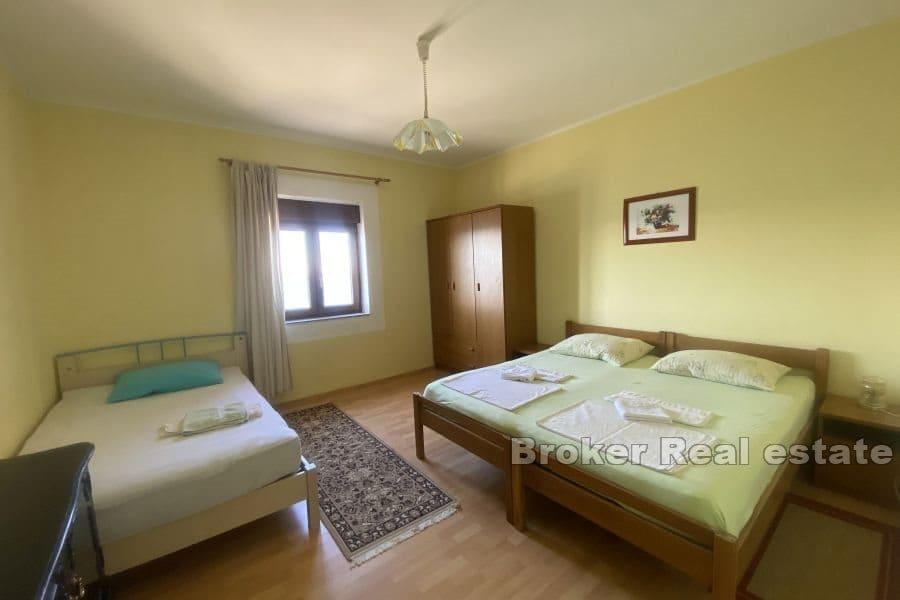 Karlobag - Dom s tromi apartmánmi pri mori