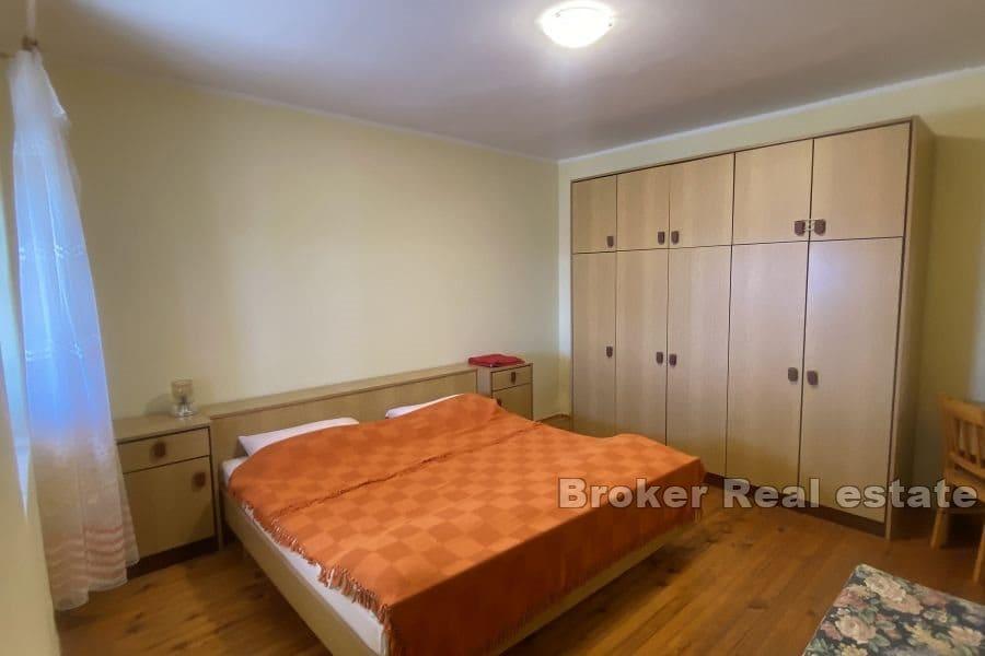 Karlobag - Dom s tromi apartmánmi pri mori