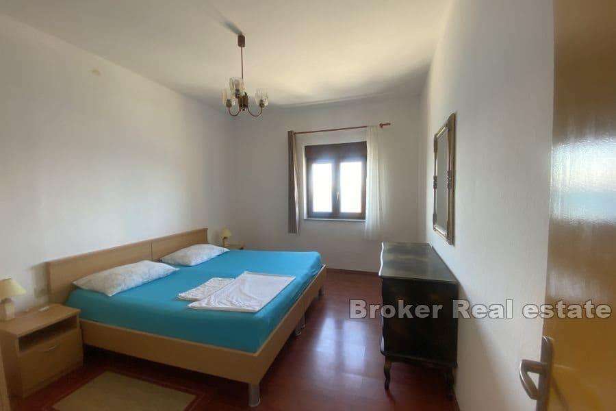 Karlobag - Dom s tromi apartmánmi pri mori