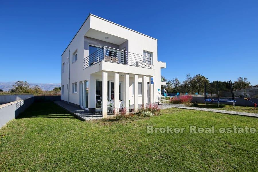 Zadar - Vakkert hus med en romslig hage