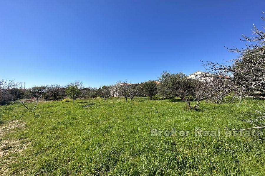 Kaštela - Prostorný stavební pozemek s přízemím