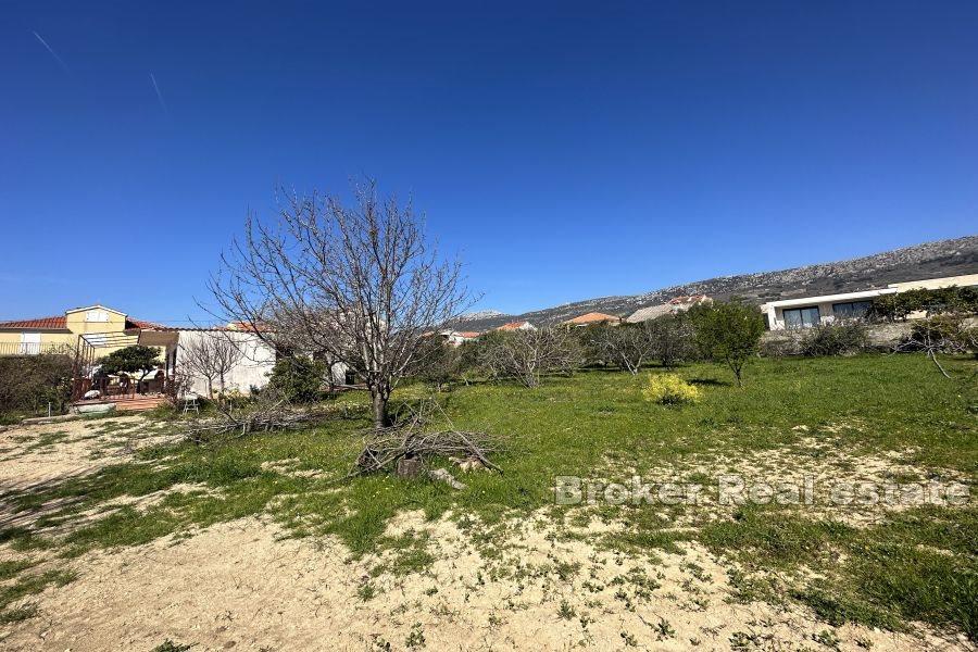 Kaštela - Romslig byggetomt med første etasje