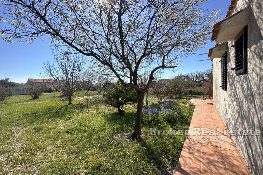 Kaštela - Romslig byggetomt med første etasje