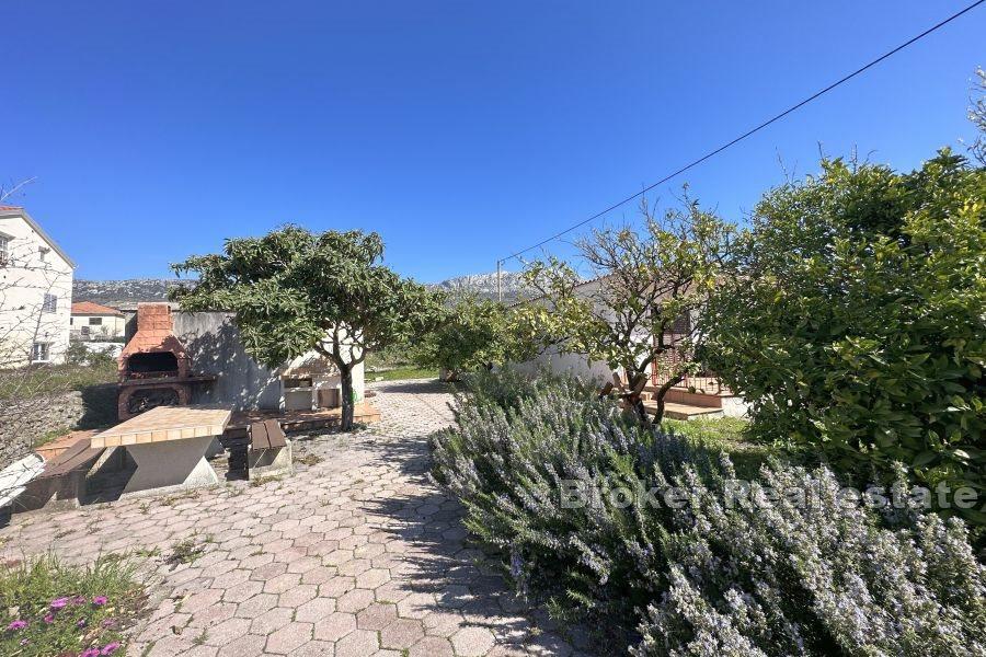 Kaštela - Romslig byggetomt med første etasje