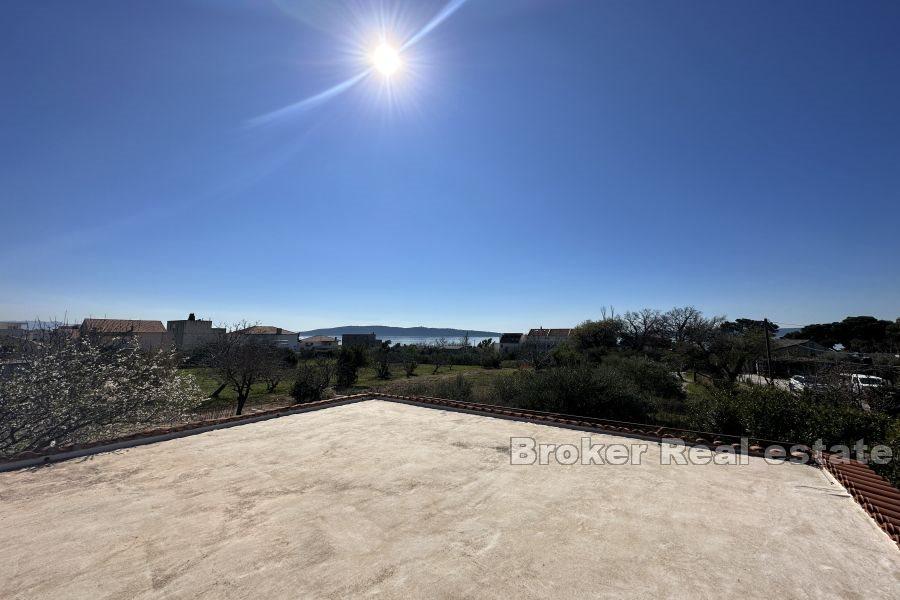 Kaštela - Romslig byggetomt med første etasje