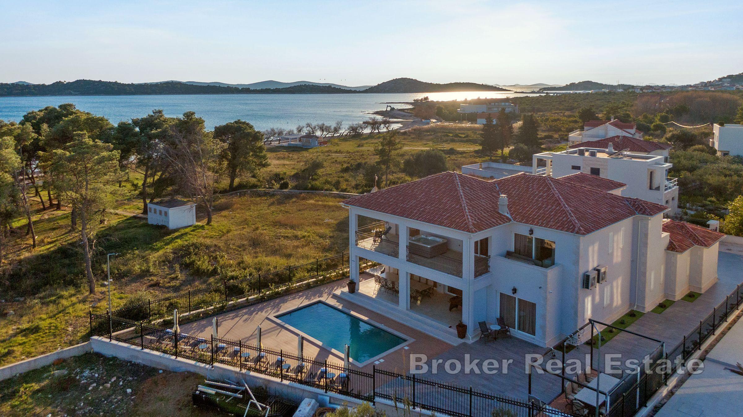 Šibenik - Villa moderne au premier rang de la mer