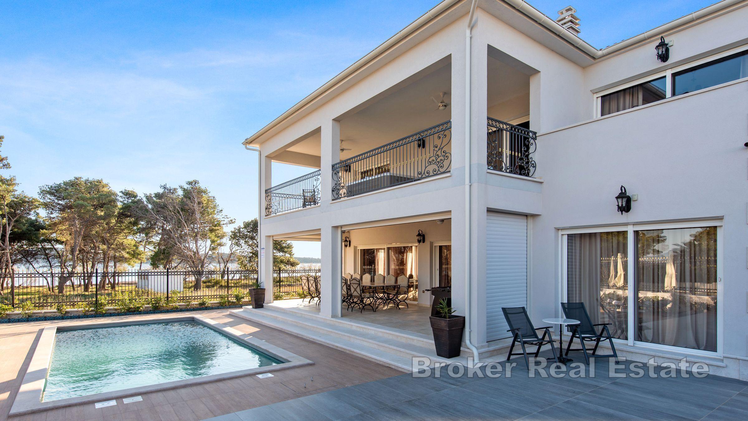 Шибеник - Современная вилла в первом ряду от моря