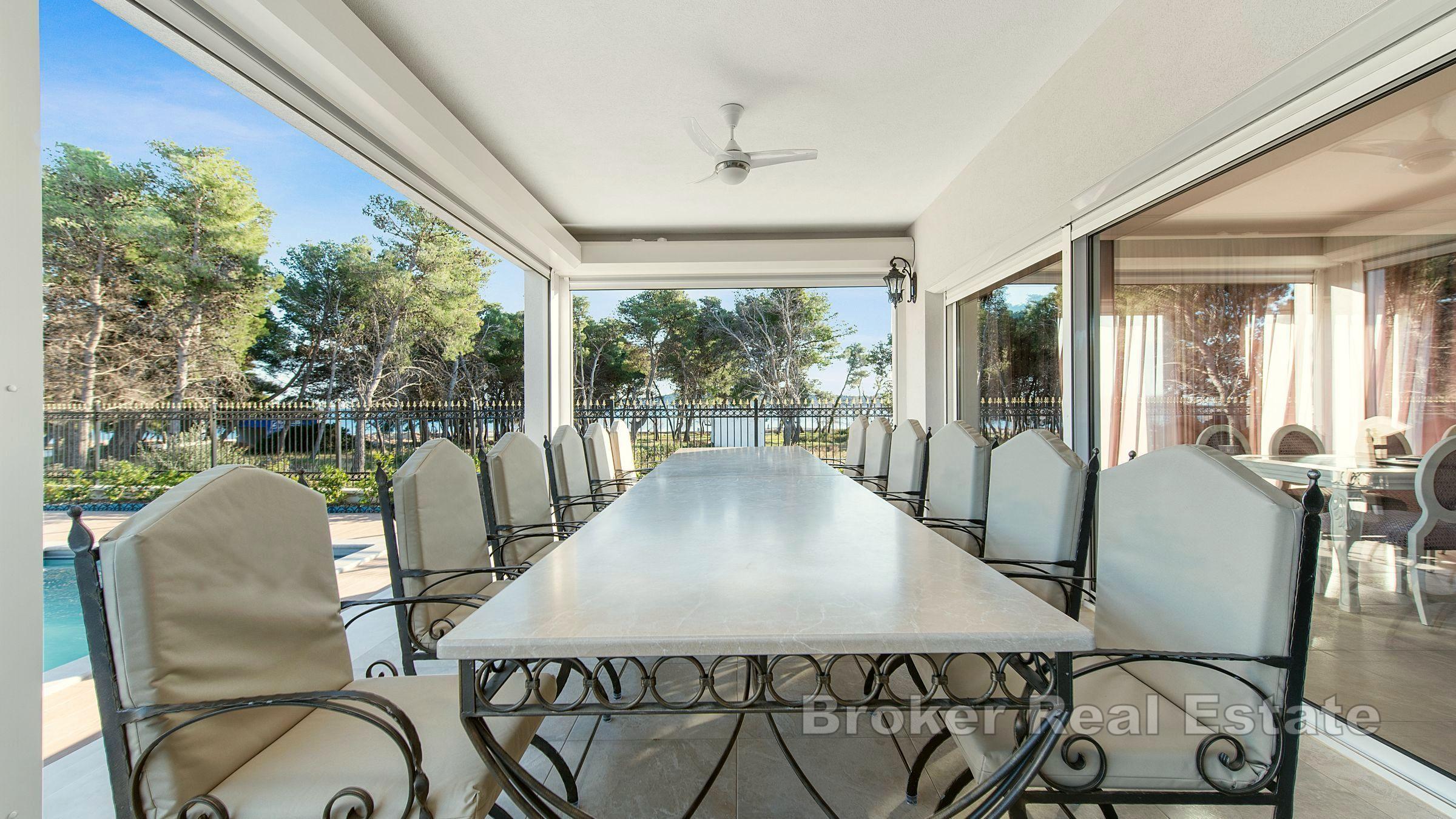 Шибеник - Современная вилла в первом ряду от моря