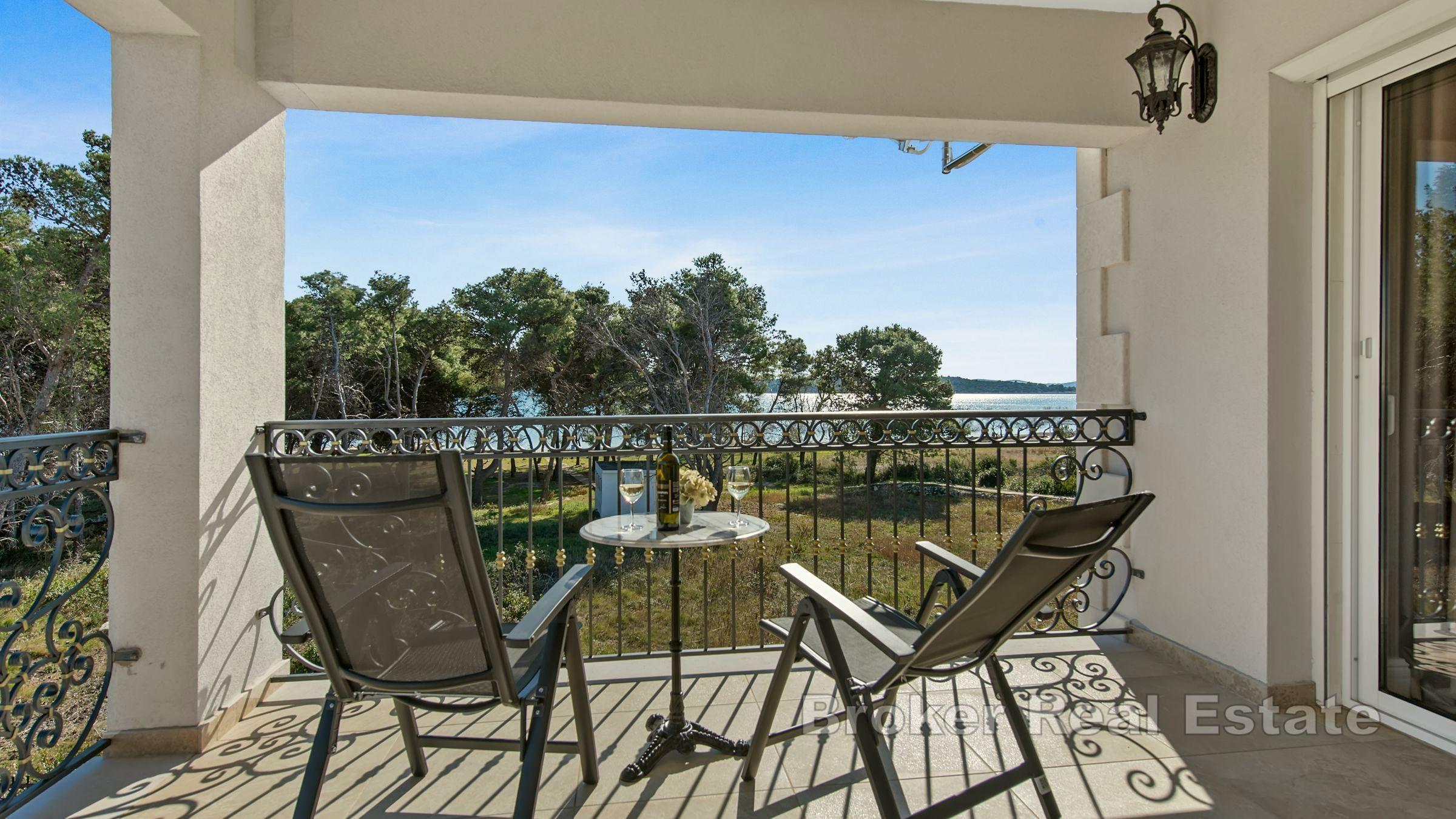 Šibenik - Villa moderne au premier rang de la mer