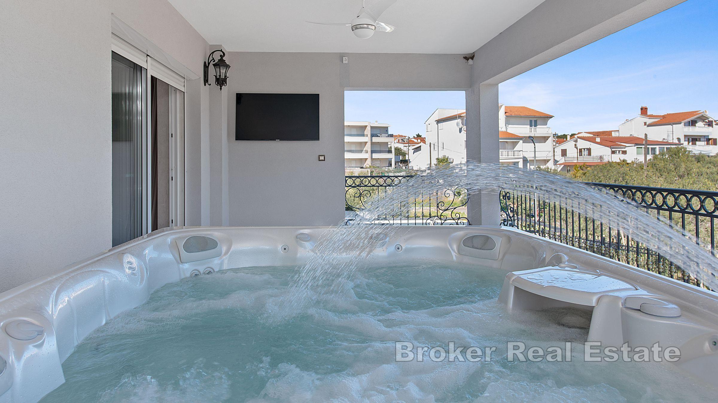 Шибеник - Современная вилла в первом ряду от моря