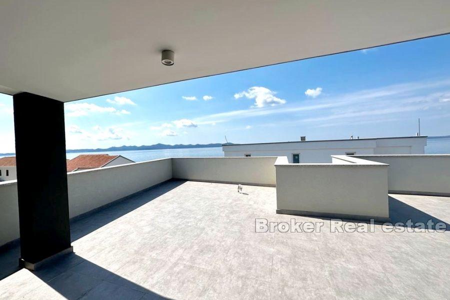 Zadar - Romslig leilighet med takterrasse og utsikt over havet