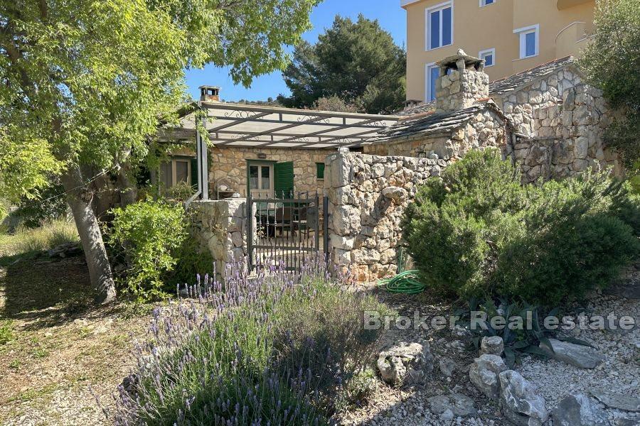 Rogoznica - Dům se dvěma pomocnými budovami nedaleko od moře